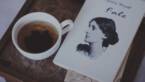 Imagen bonita de la novela Fale de Virginia Woolf con taza de té