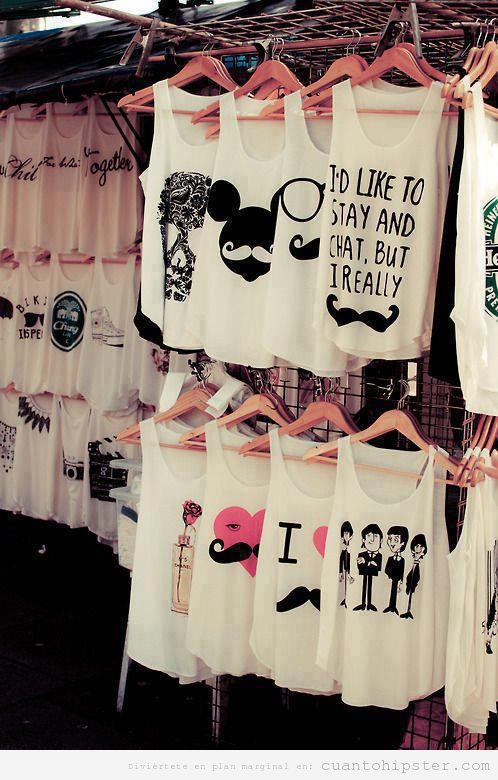 Puesto de mercadillo lleno de camisetas estilo hipster con muchos bigotes