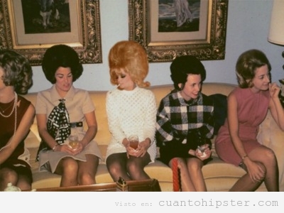 imagen antigua y retro de un grupo de mujeres reunidas años 60