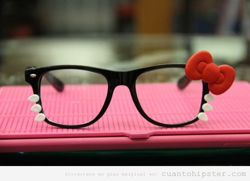 Gafas de pasta tuneadas a lo Hello Kitty