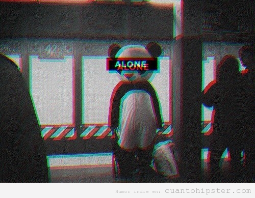 Foto de una persona vestida de oso panda alone en el metro