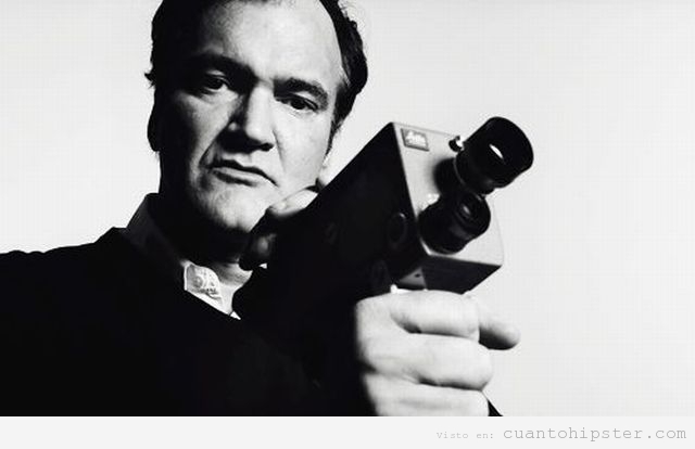 Quentin Tarantino sujeta una super 8 como si fuese un arma