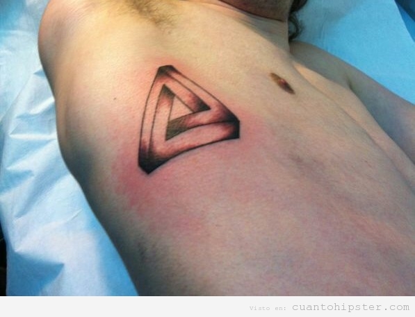 Tatuaje hipster con un triángulo imposible de Escher