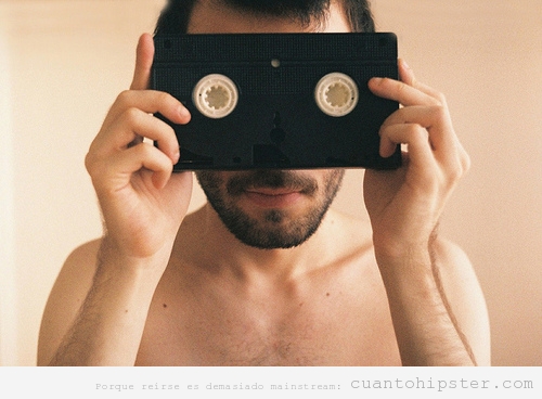 Chico indie moderno con una cinta VHS en la cara