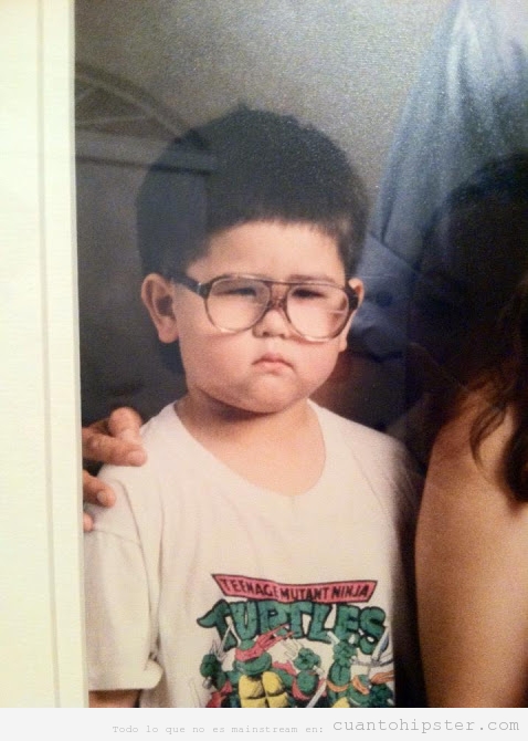 Foto graciosa de niño con camiseta Tortugas ninja y gafas hipsters
