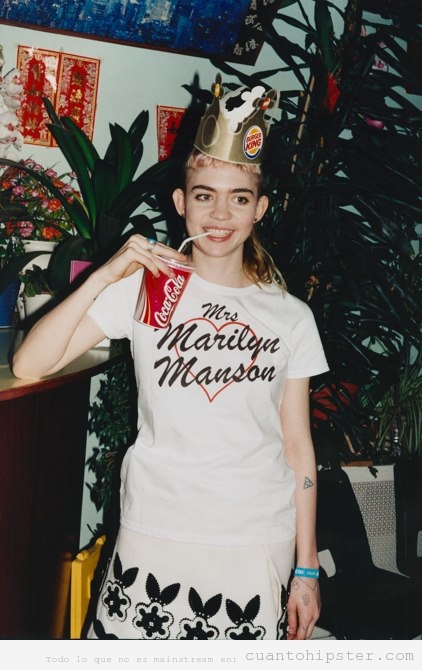 Imagen años 90 chica grunge con camiseta Mrs Manson