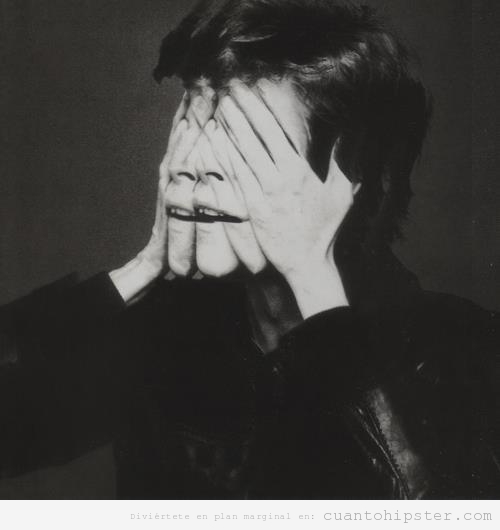 Foto de David Bowie con las manos en la cara