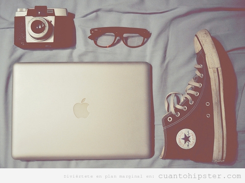 Kit perfecto hipster con converse, gafas pasta, mac y cámara antigua