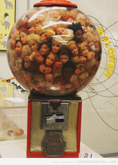Máquina vintage expendedora de chicles con cabezas de Barbie dentro