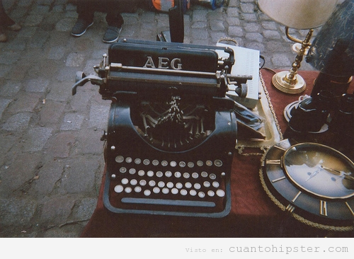 Imagen máquina escribir antigua AEG