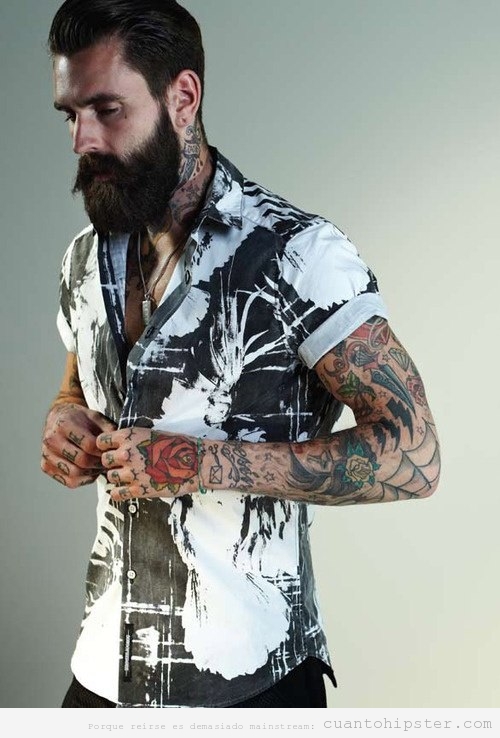 Chico con barba hipster y tatuajes
