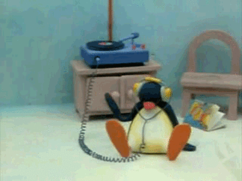 El personaje de la serie Pingu escucha vinilos de un tocadisco