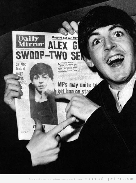 Foto retro de Paul McCartney de joven con un periódico en el que sale