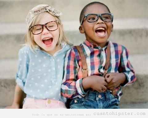 Niña y niño pequeño con gafas y look hipster