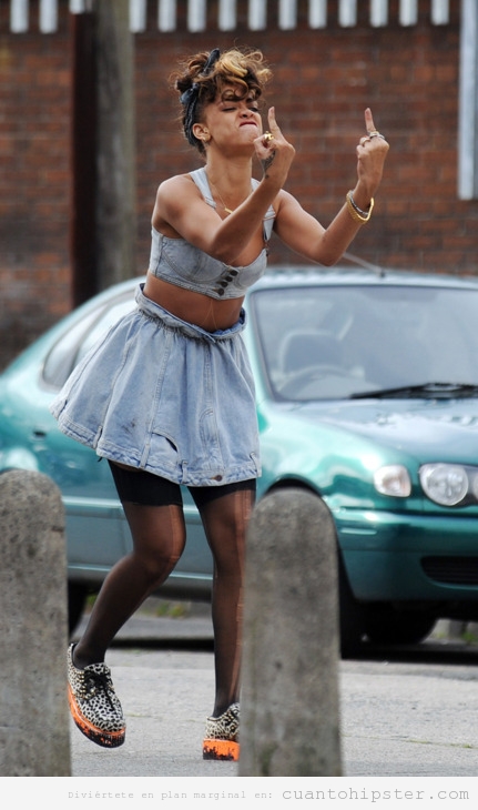 Rihanna con look retro de los años 90, falda y top tejano