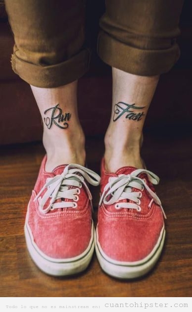 Tatuaje indie y hipster en los tobillos, Run Fast