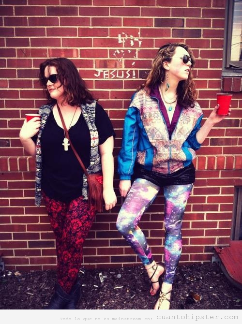 Chicas con ropa hipster, de postureo en pared de ladrillas