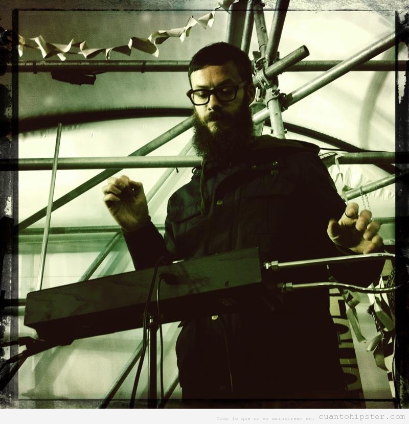 Imagen de Jimmy Virani con look hipster tocando el theremin