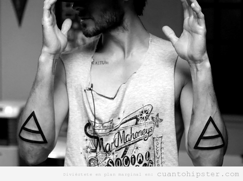 Tatuaje hipster indie, dos triángulos en los brazos