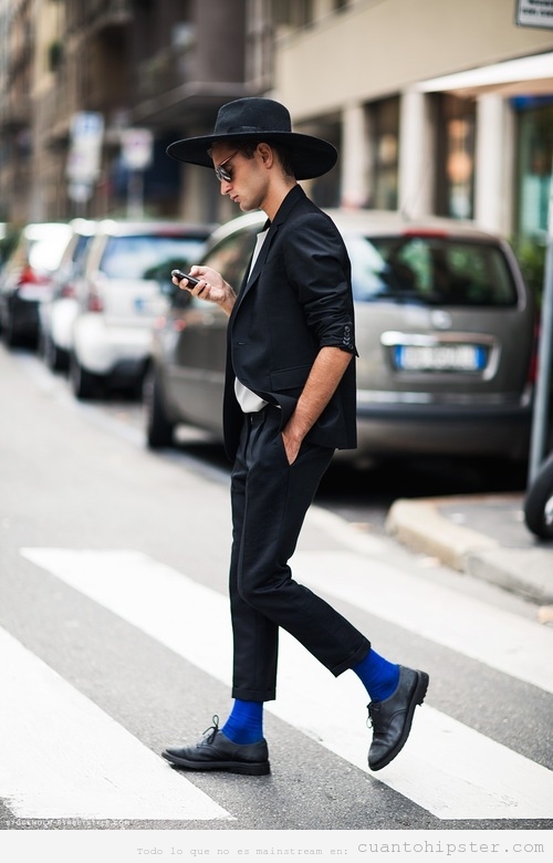 Chico con look hipster, calcetines azules o amish