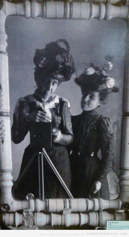 Autofoto en el espejo de dos mujeres del siglo XIX