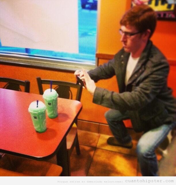 Imagen ridícula de un hipster haciendo foto al café de Starbucks