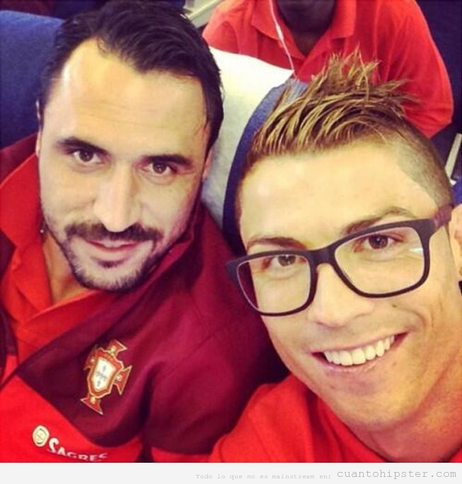 Cristiano Ronaldo con gafas de pasta, look hipster