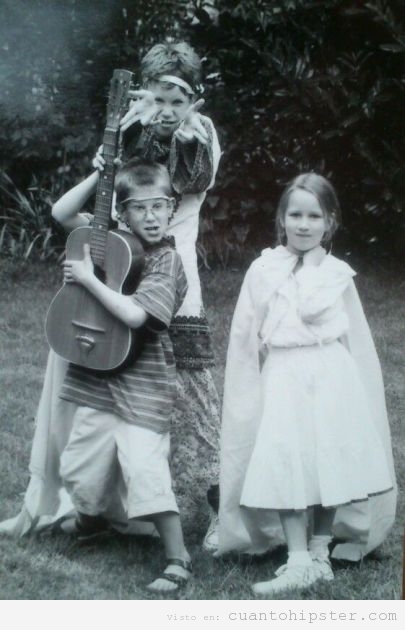 Imagen graciosa d un grupo de niños hipsters con guitarras