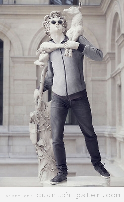 Fotomontaje, escultura neoclásica photoshopeada para parece hipster