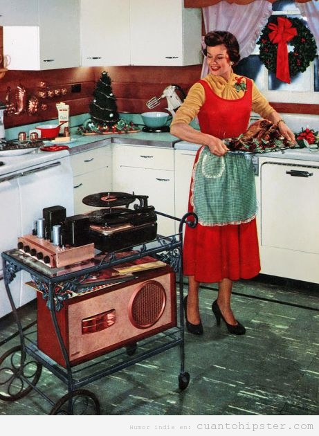 Imagen vintage de una mujer en la cocina con un tocadiscos portátil con ruedas