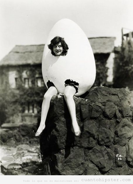 Imagen antigua rara y bizarra, mujer dentro de un huevo