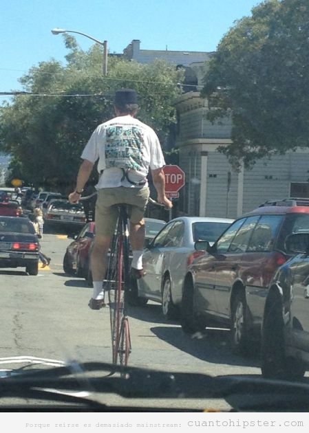 Imagen de un hipster en bicicleta de dos pisos
