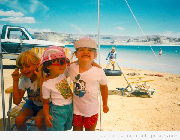 Foto graciosa de niños hipsters de postureo en la playa
