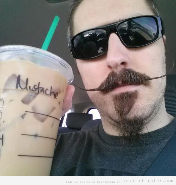 Imagen graciosa de un hipster con bigote en Starbukcks