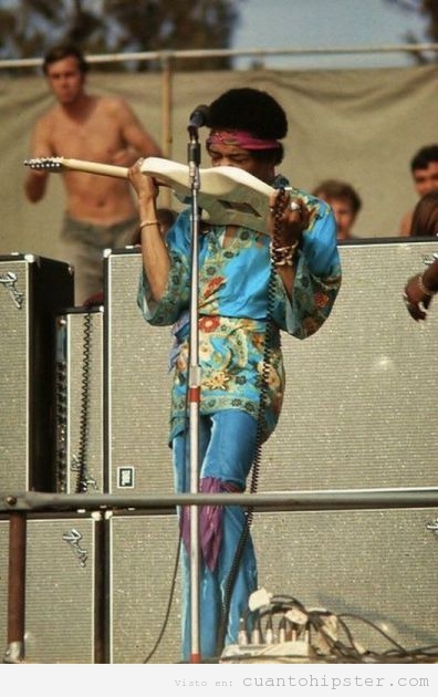 Imagen curiosa de Jimmy Hendrix tocando la guitarra con la boca