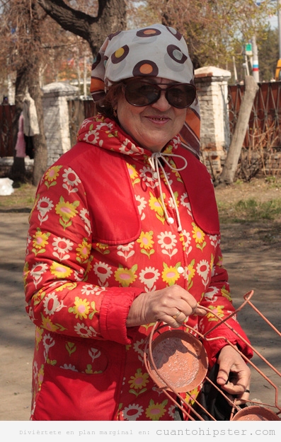 Imagen de una señora rusa hipster boho por accidente