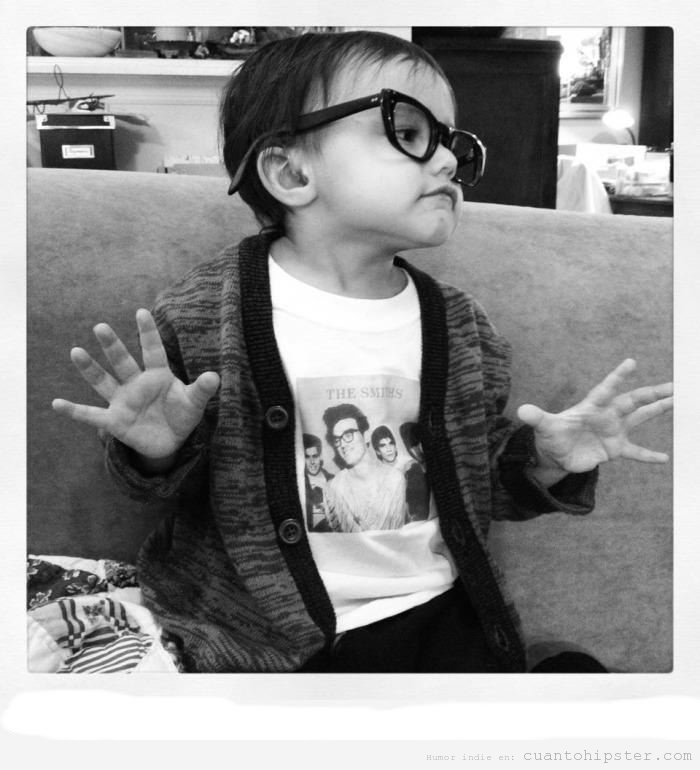 Niño hipster con gafas de pasta y camiseta de The Smiths