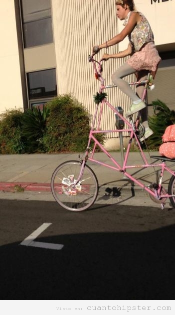 Bicicleta hipster alta de color rosa