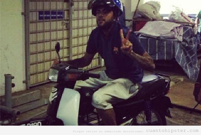 Dani Alves en motocicleta, hipster Kuala Lumpur