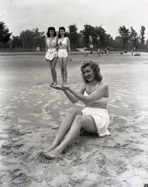 Imagen antigua de chicas en bikini con look Pinup, años 60
