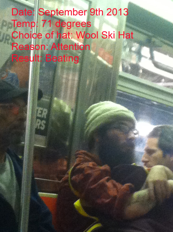 Foto graciosa, un hipster con gorro de esquiador en el metro en pleno septiembre