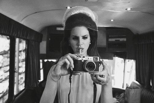 Imagen de Lana dle Rey, look de los años 50 con cámara de fotos antigua