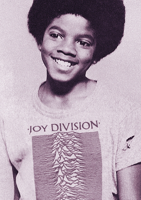 Imagen de Michael Jackson de joven con camiseta de Joy Division