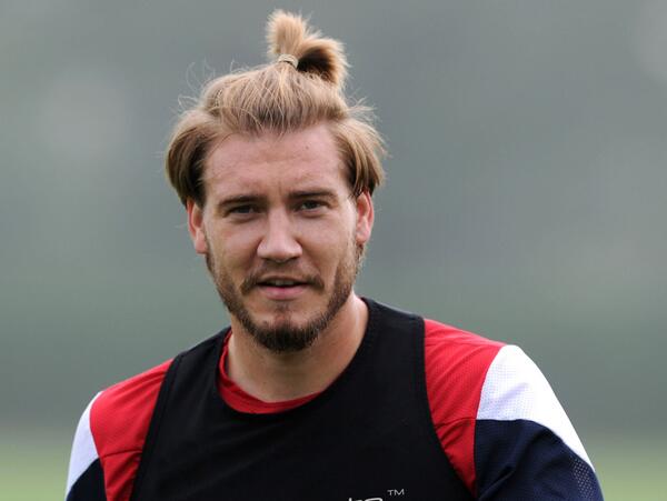 El futbolista Nicklas Bendtner con peinado hipster samurai