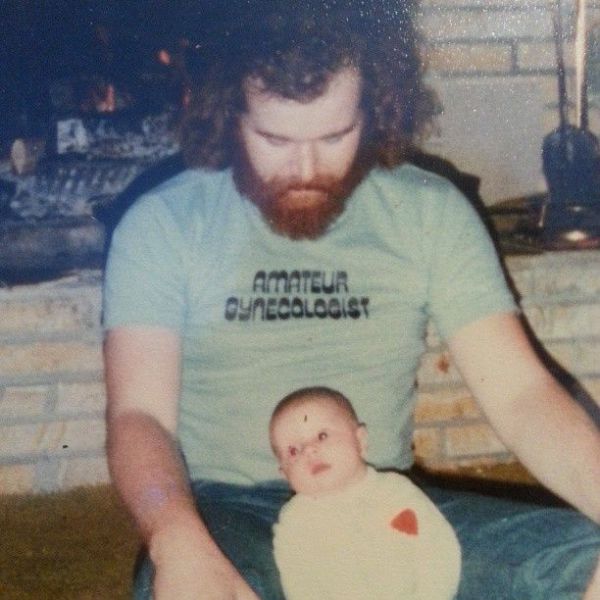 Padre con look hipster y camiseta irónica en los años 80
