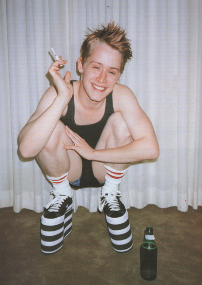 Macaulay Culkin con un look hipster, boho, grunge y plataformas