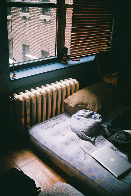 Habitación hipster con colchón y mac
