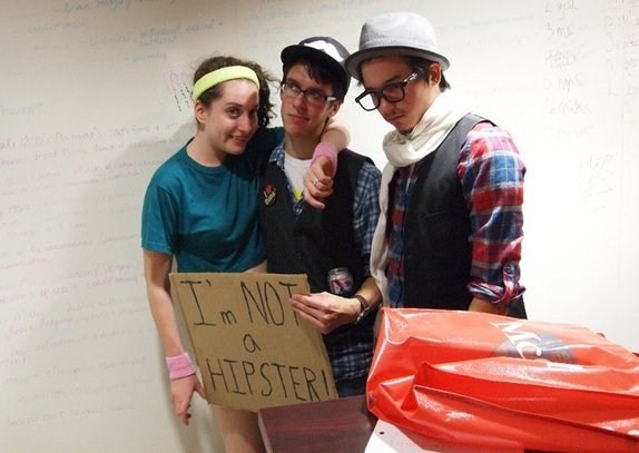 Disfraz de hipster con un cartel "I'm not a hipster"