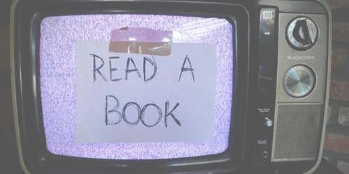 Nota puesta en una tele: lee un libro