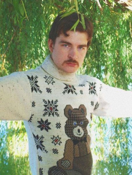 Hombre con jersey de lana con un oso, hipster o pedófilo
